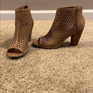 Open toed tan 3” sandals